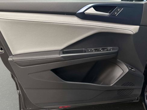 Certified 2024 Volkswagen Taos SE image 12