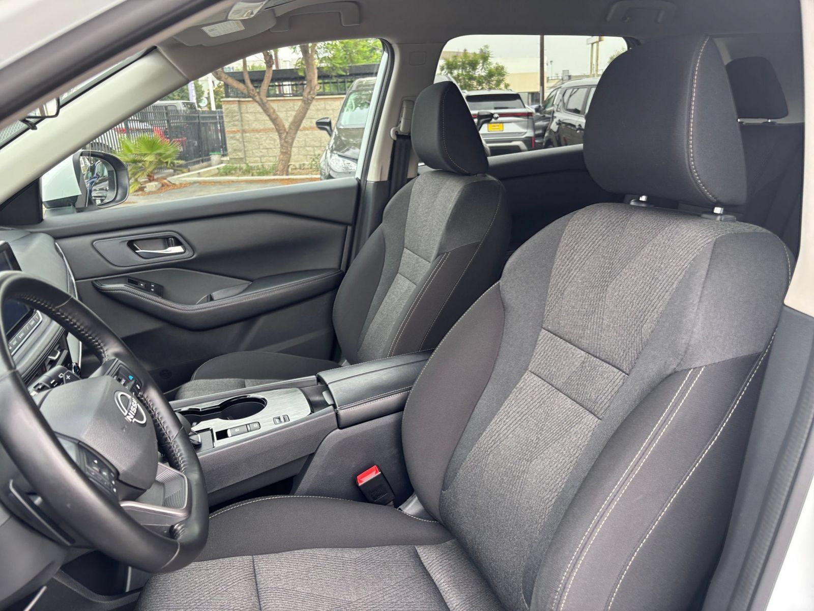 Used 2025 Nissan Rogue SV FWD image 36