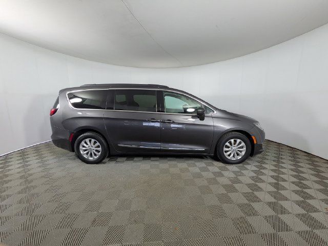 Used 2017 Chrysler Pacifica Touring-L FWD image 2