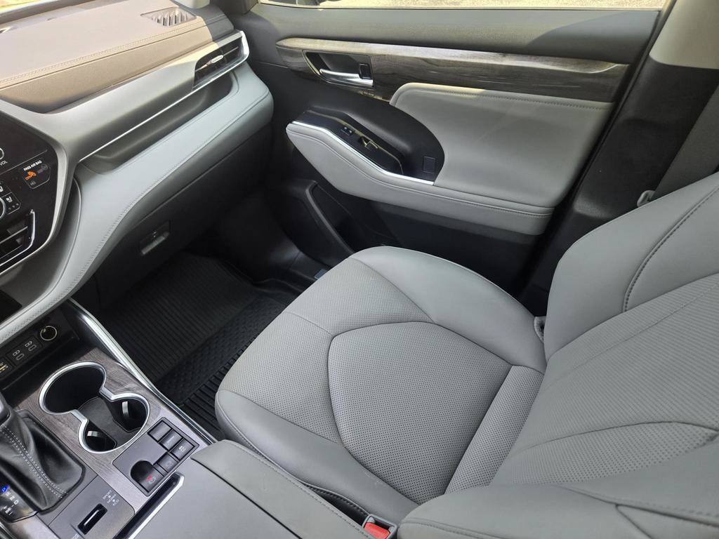 Used 2023 Toyota Highlander Limited FWD image 21