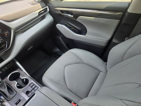 Used 2023 Toyota Highlander Limited FWD image 21