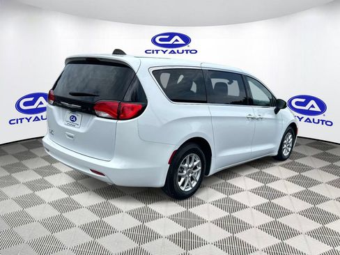 Used 2022 Chrysler Voyager LX FWD image 3