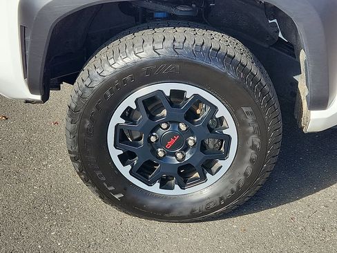 Used 2024 Toyota Tacoma TRD Off-Road image 9