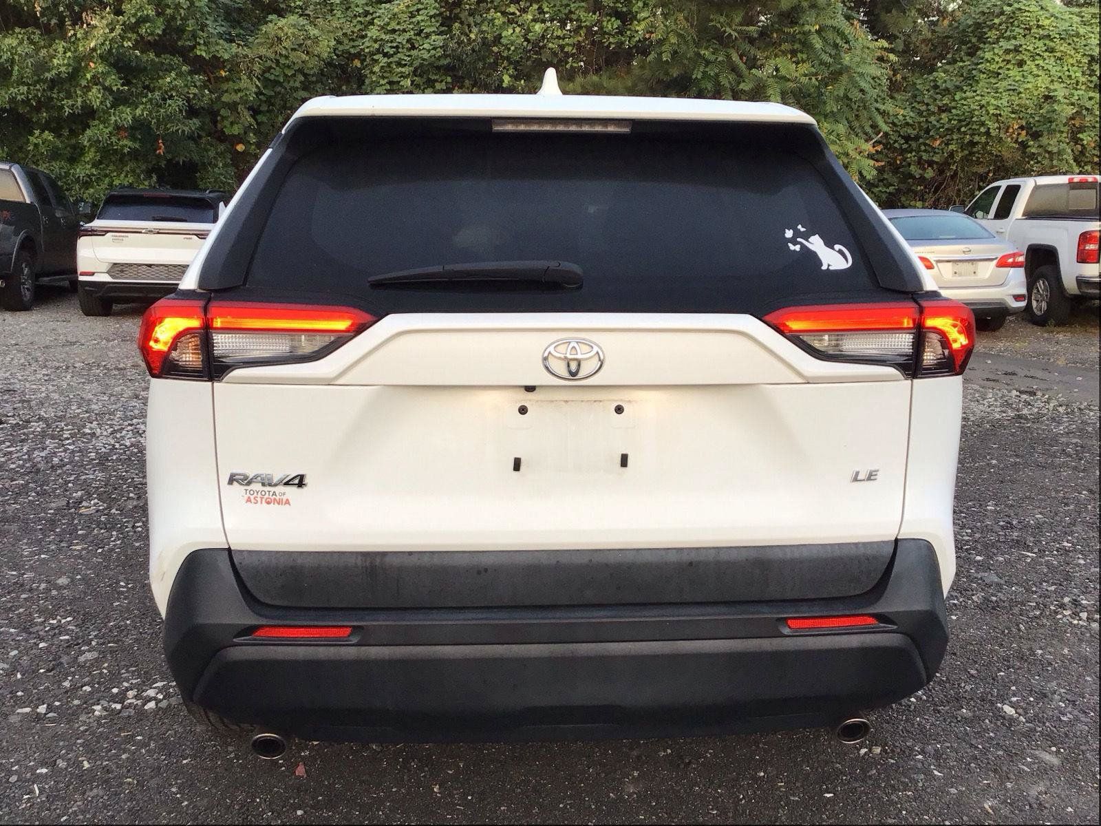 Used 2022 Toyota RAV4 LE FWD image 3