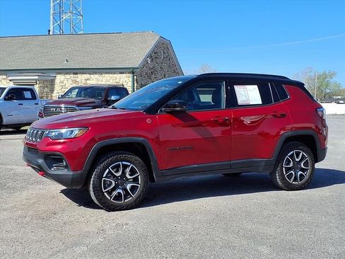Used 2025 Jeep Compass Trailhawk image 18