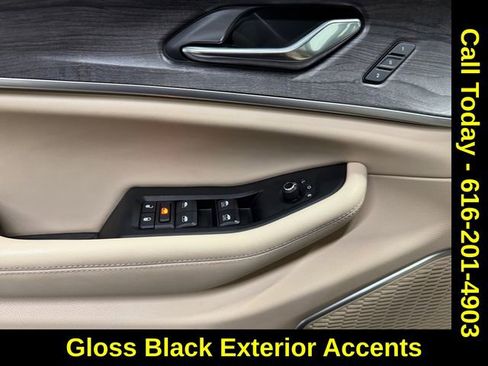 Used 2024 Jeep Grand Cherokee Limited w/ Black Appearance Package image 12