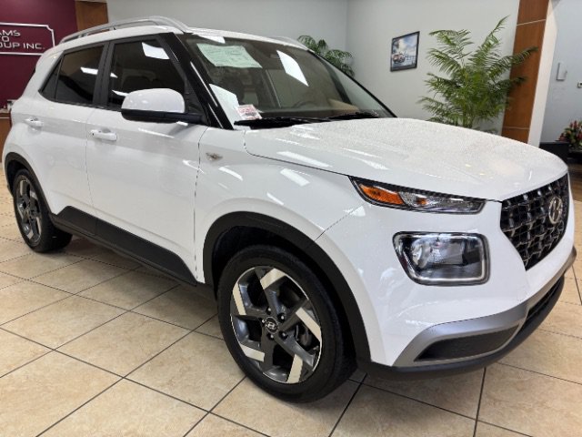 Used 2024 Hyundai Venue SEL FWD image 1