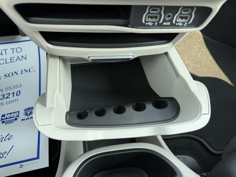 Used 2023 Chrysler Pacifica Touring-L FWD image 29
