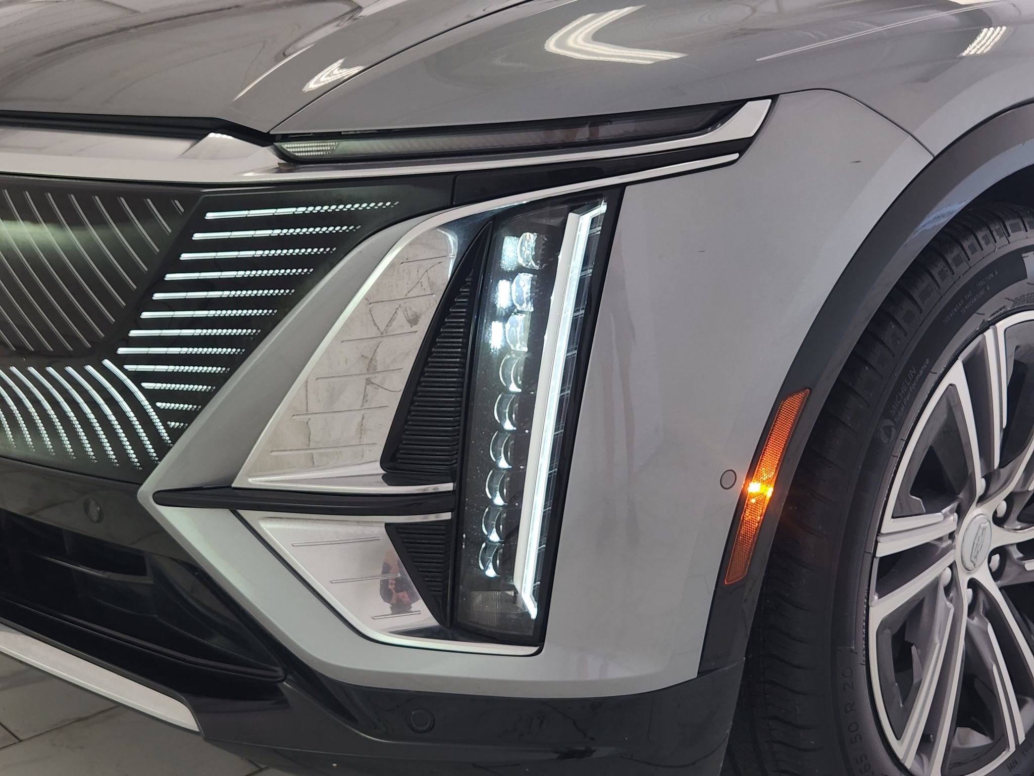 Used 2024 Cadillac Lyriq Luxury w/ LPO, Floor Liner Package RWD image 9