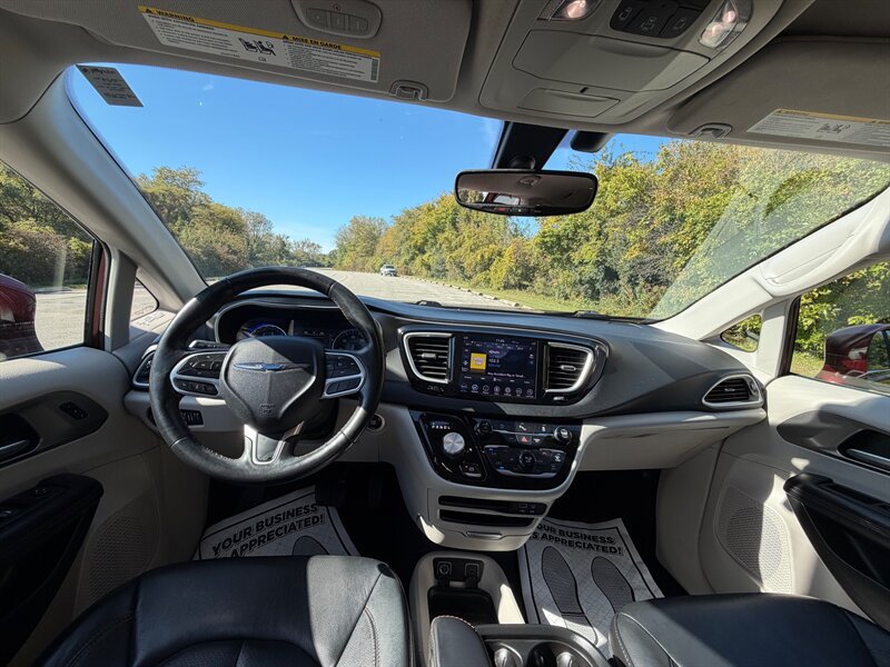 Used 2020 Chrysler Pacifica Touring-L FWD image 10