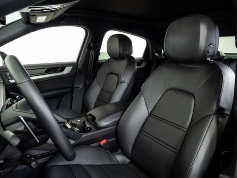 Certified 2025 Porsche Cayenne Coupe image 5