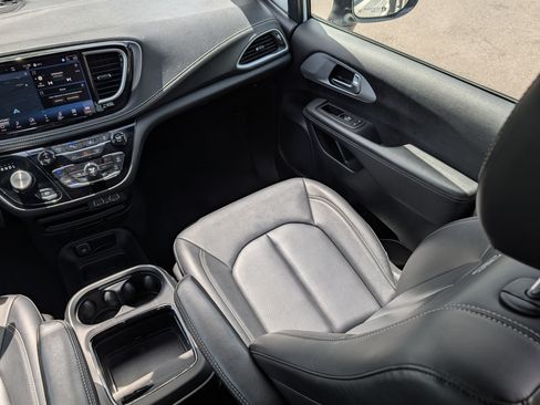 Used 2024 Chrysler Pacifica Limited FWD image 11
