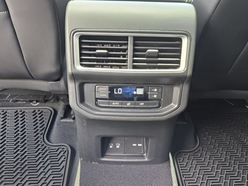 Certified 2024 Volkswagen Atlas SE FWD image 9