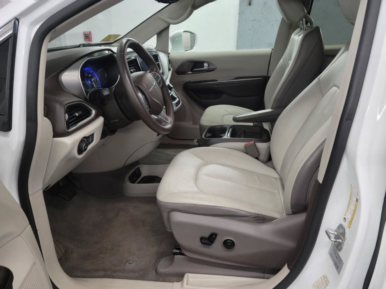 Used 2017 Chrysler Pacifica Touring-L FWD image 9