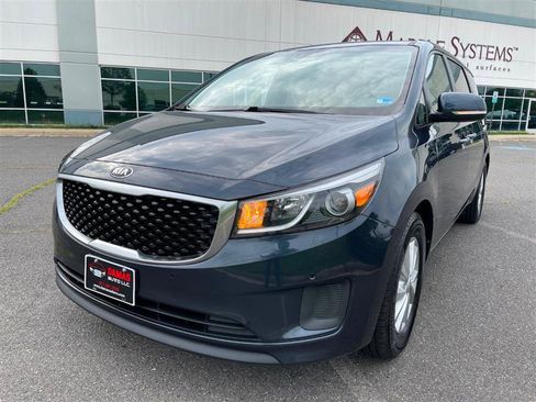 Used 2017 Kia Sedona LX w/ LX Essentials Premium Package FWD image 3