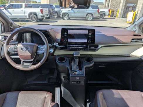 Used 2024 Toyota Sienna Platinum FWD image 27