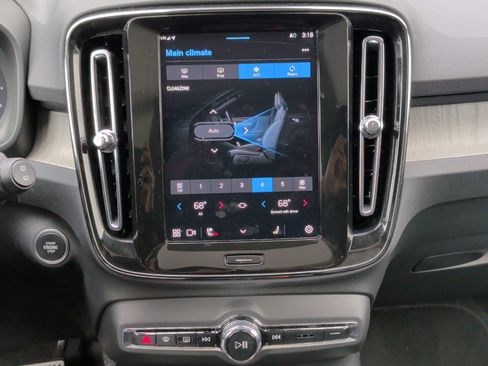 Used 2025 Volvo XC40 B5 Core image 27