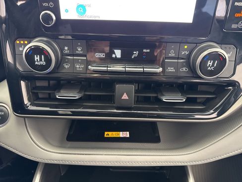 Certified 2024 Toyota Highlander XLE image 28