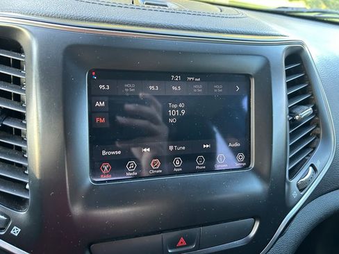 Used 2019 Jeep Cherokee Latitude w/ Popular Appearance Group FWD image 24