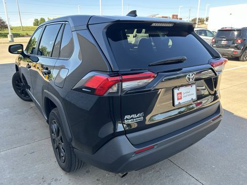 Used 2022 Toyota RAV4 LE w/ Carpet Mat Package (TMS) AWD/4WD image 4