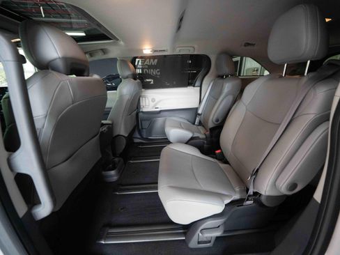 Used 2023 Toyota Sienna XLE FWD image 23