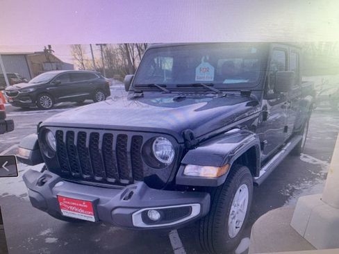 Used 2023 Jeep Gladiator Sport image 2