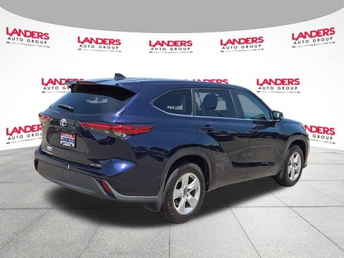 Used 2023 Toyota Highlander LE AWD/4WD image 3