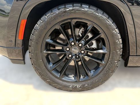 Used 2024 Jeep Wagoneer Series III w/ Premium Group I AWD/4WD image 13