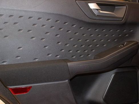 Used 2020 Ford Escape SE image 16