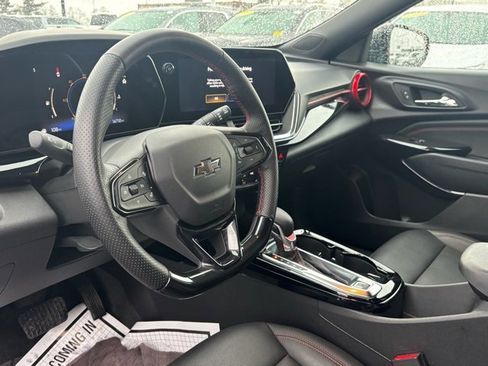 Certified 2025 Chevrolet Trax RS w/ Sunroof Package image 13