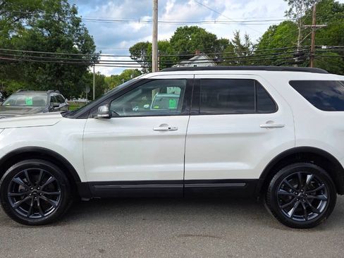 Used 2019 Ford Explorer XLT w/ Equipment Group 202A AWD/4WD image 8