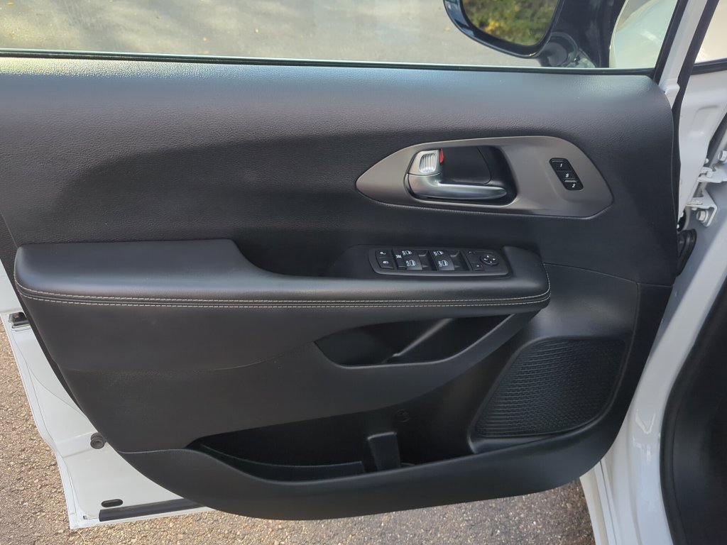 Used 2025 Chrysler Pacifica Select FWD image 40