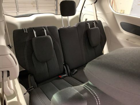 Used 2022 Chrysler Voyager LX image 36