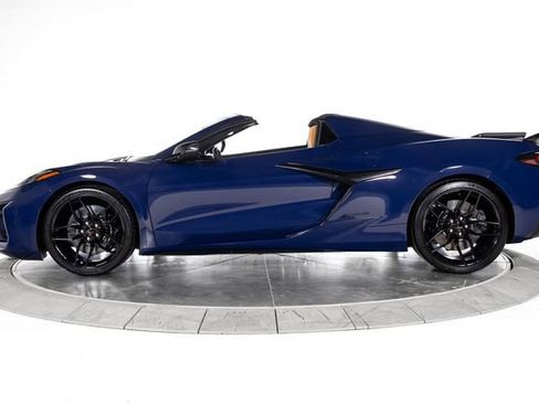 Used 2025 Chevrolet Corvette Z06 RWD image 2