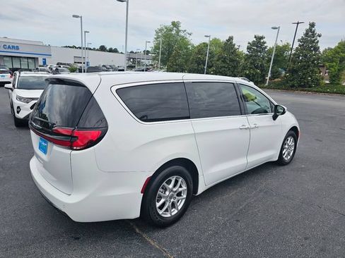 Used 2023 Chrysler Pacifica Touring-L FWD image 8