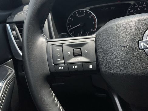 Used 2025 Nissan Rogue SV FWD image 31