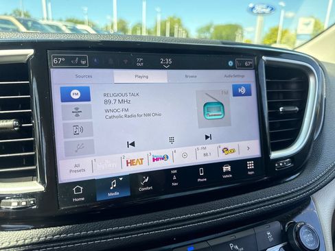 Used 2024 Chrysler Pacifica Limited FWD image 32