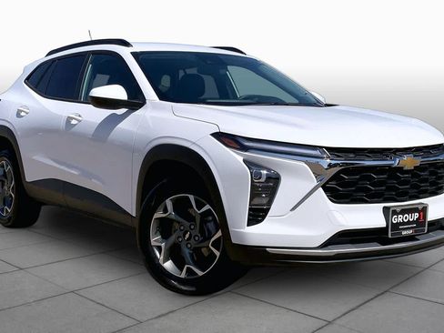 Used 2025 Chevrolet Trax LT FWD image 3