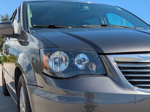 Used 2016 Chrysler Town & Country Touring FWD image 10