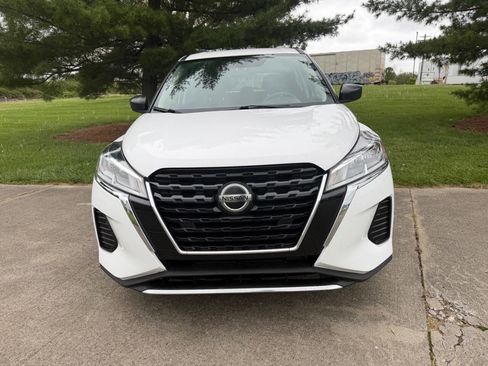 Used 2021 Nissan Kicks S image 2