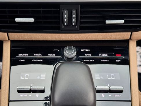 Used 2023 Porsche Cayenne Platinum Edition image 31