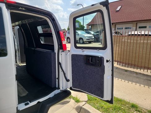 Used 2018 Chevrolet Express 2500 Extended image 31