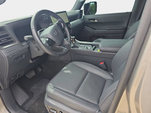 Used 2025 Lexus GX 550 w/ Cold Area Package AWD/4WD image 16