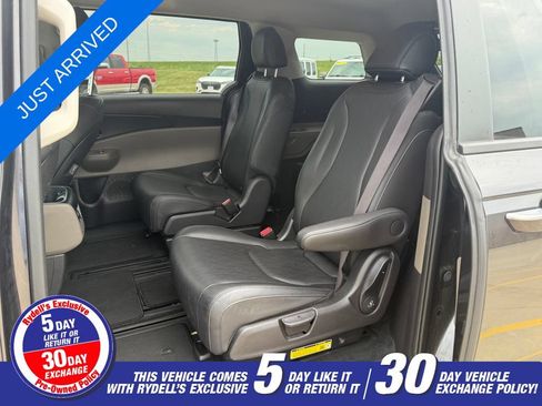 Used 2025 Kia Carnival FWD image 12