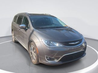 Used 2018 Chrysler Pacifica Limited w/ Tire & Wheel Group FWD video 1
