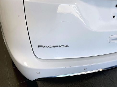 Used 2018 Chrysler Pacifica Touring-L FWD image 29