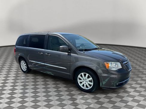 Used 2016 Chrysler Town & Country Touring image 1