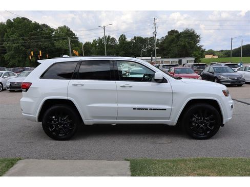 Used 2022 Jeep Grand Cherokee Laredo X AWD/4WD image 11