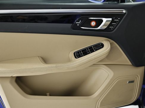 Certified 2021 Porsche Macan image 19