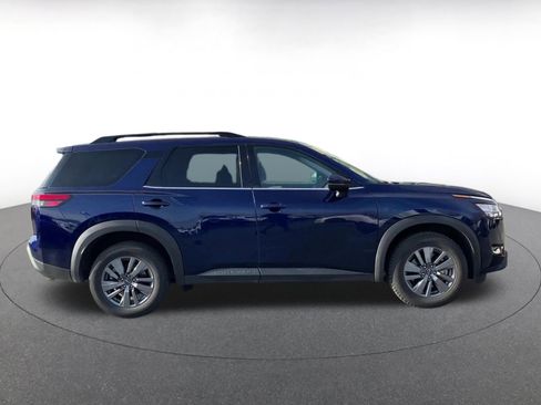 Used 2025 Nissan Pathfinder SV image 16